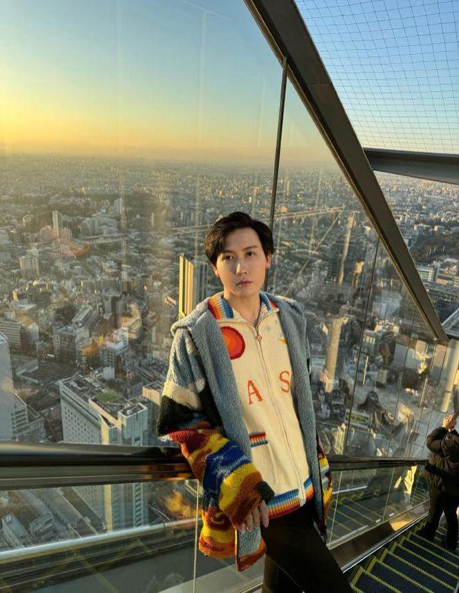 刘梓晨近况曝光！依旧炫富疑有新恋情，拍照扭成蛇精