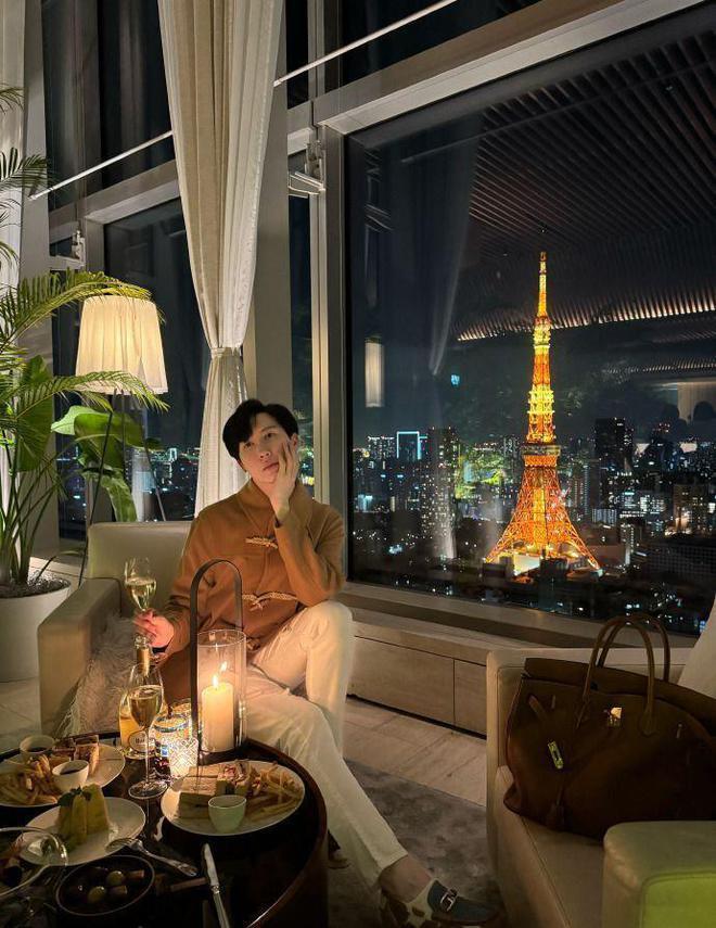 刘梓晨近况曝光！依旧炫富疑有新恋情，拍照扭成蛇精