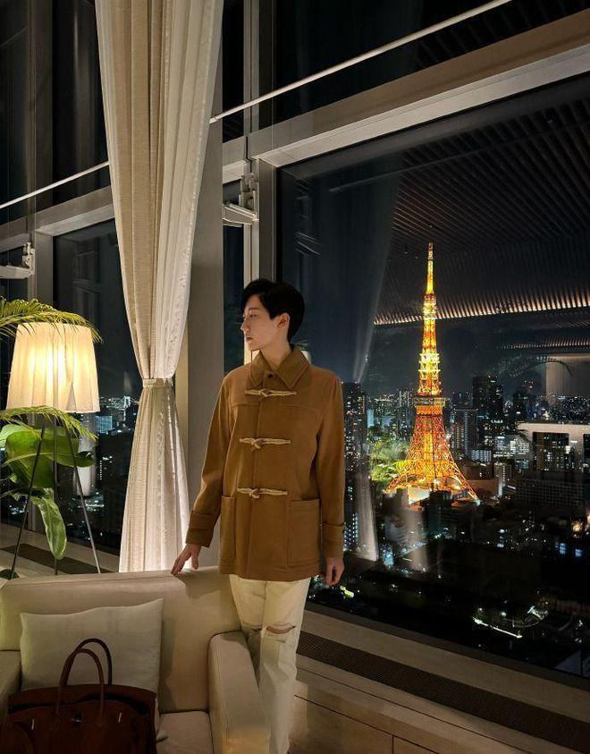 刘梓晨近况曝光！依旧炫富疑有新恋情，拍照扭成蛇精