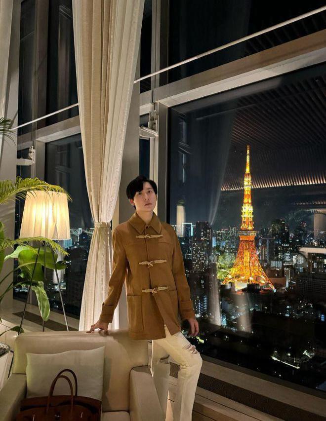 刘梓晨近况曝光！依旧炫富疑有新恋情，拍照扭成蛇精