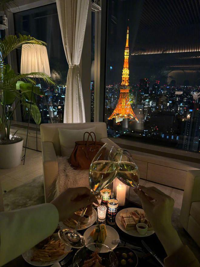 刘梓晨近况曝光！依旧炫富疑有新恋情，拍照扭成蛇精