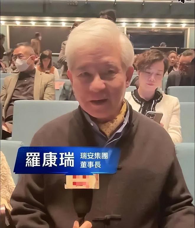 霍启刚夫妇带儿子看舞剧，朱玲玲一同前往，罗康瑞满头白发