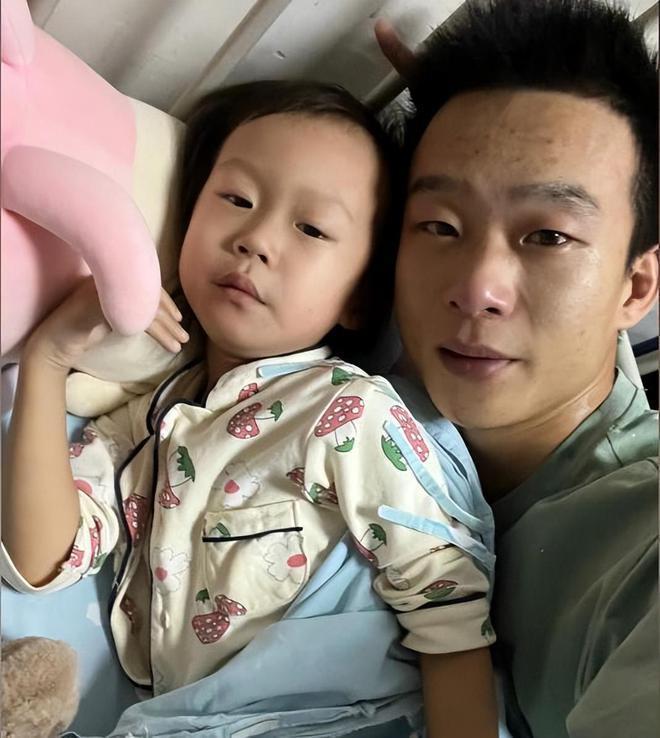 毅玲爸爸开播获1.2亿赞，拒绝300万捐助，为病友家庭撑伞