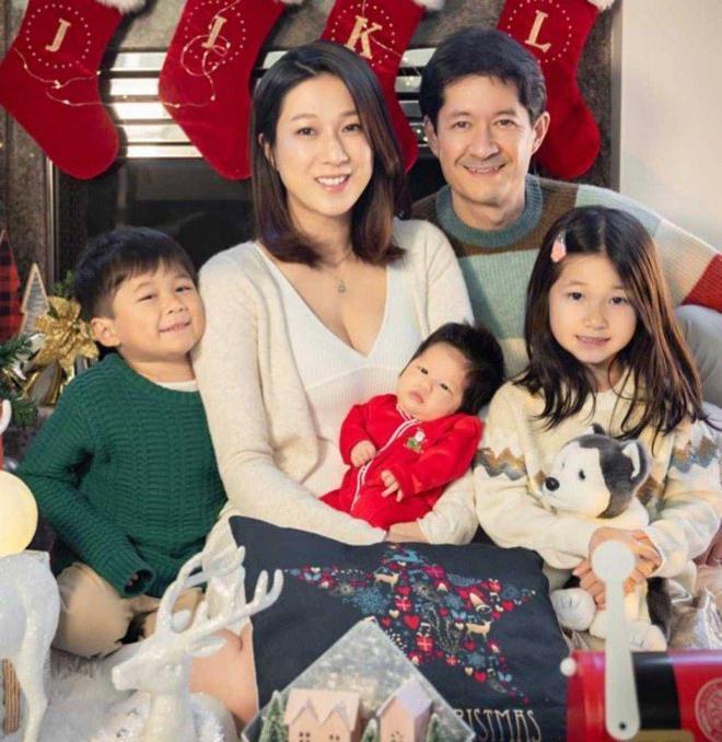 钟嘉欣一家越南度假！父母长相曝光 俩女儿也很美
