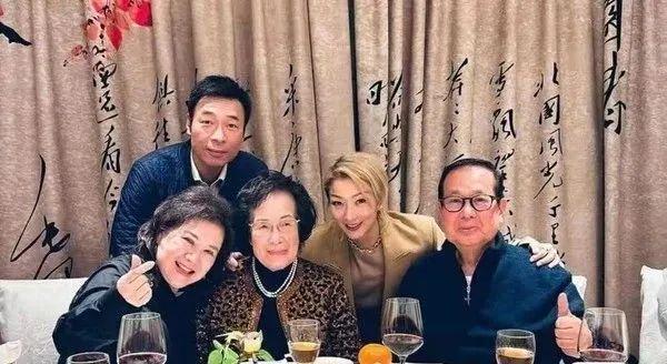 郑秀文与许志安罕见同框合照，演唱会暂缓后半年没露面