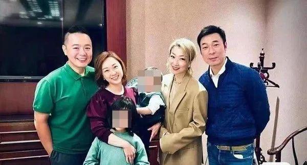 郑秀文与许志安罕见同框合照，演唱会暂缓后半年没露面