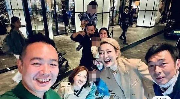 郑秀文与许志安罕见同框合照，演唱会暂缓后半年没露面