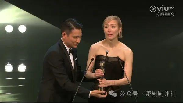 郑秀文与许志安罕见同框合照，演唱会暂缓后半年没露面