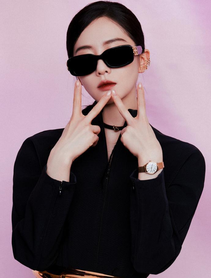 刘诗诗身穿黑色套装 酷感妆容尽显气场