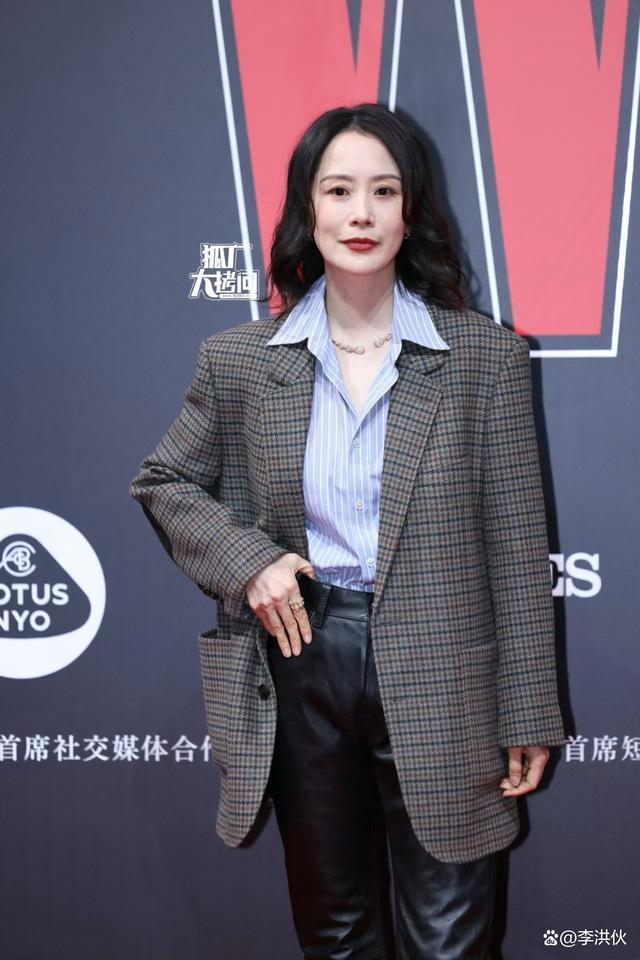 不穿高定不穿公主裙，2024开年第一场红毯谁扛住了镜头