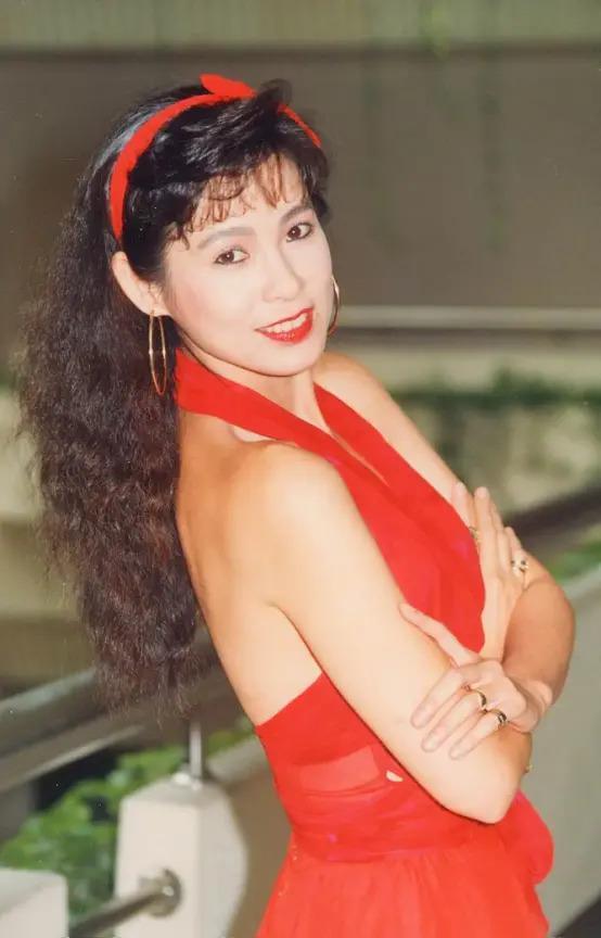为坐稳“豪门阔太”她拼了，生吞蛤蟆求子，结果还遭背叛