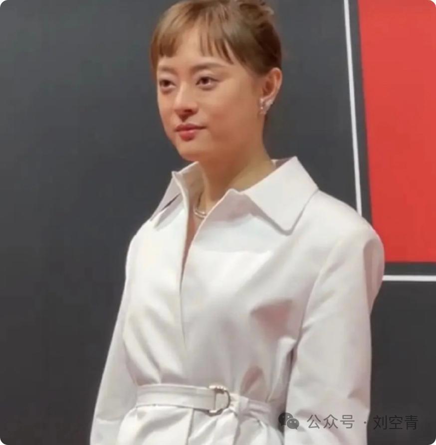 她现在的脸，好疲惫啊……