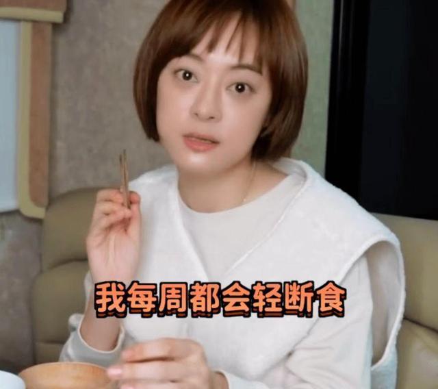 她现在的脸，好疲惫啊……