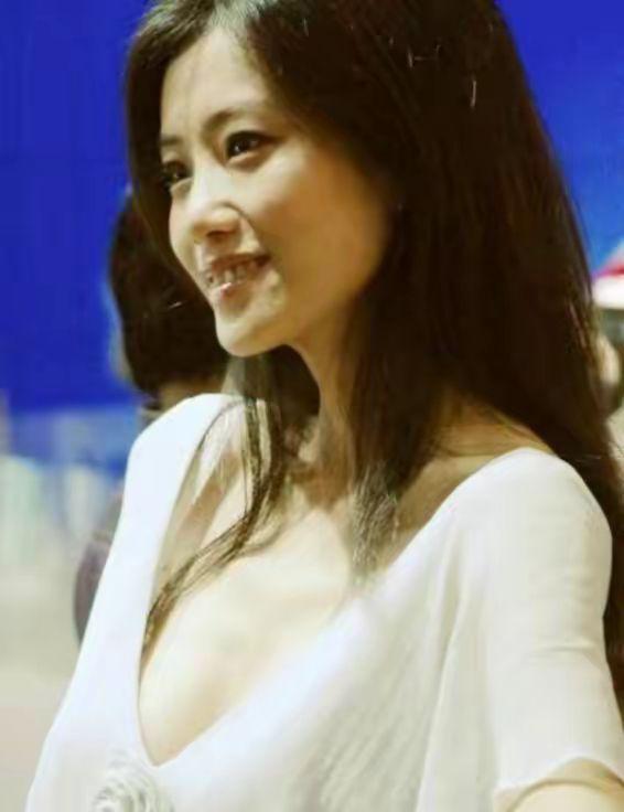 当众骂他“软饭男”的前妻，看到他如今成就，后悔了吗？