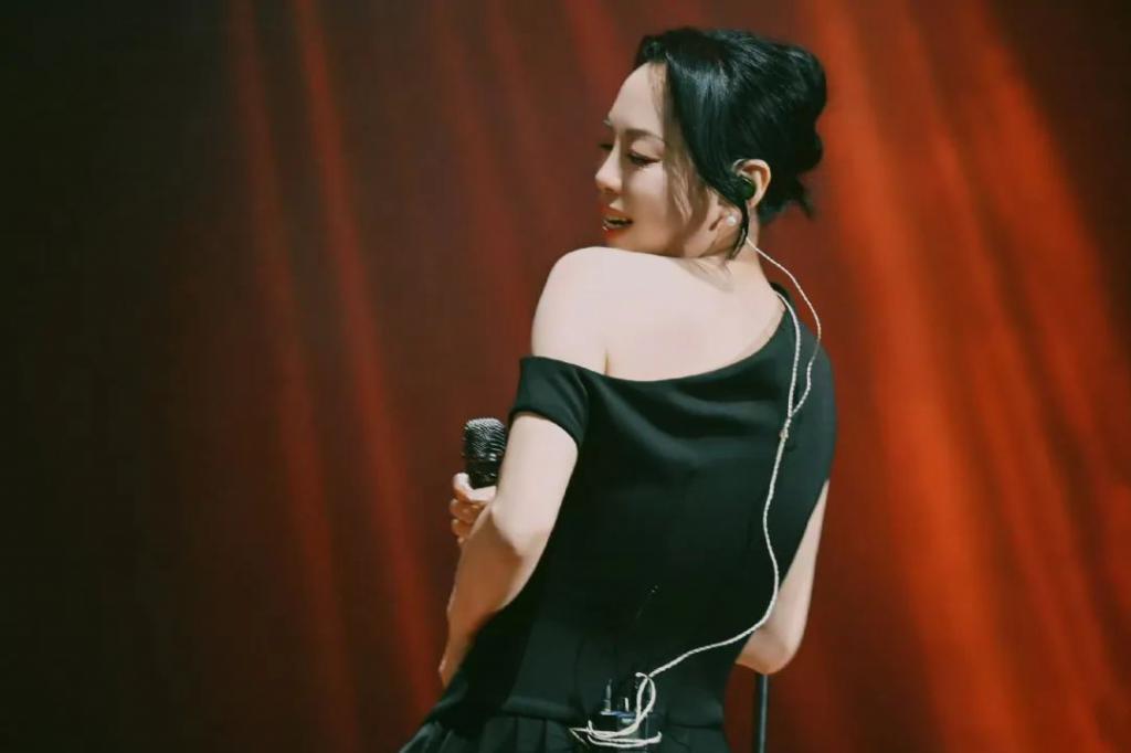 三段婚姻，遗憾没孩子，55岁她终究走出人生困境