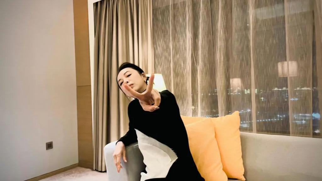 三段婚姻，遗憾没孩子，55岁她终究走出人生困境