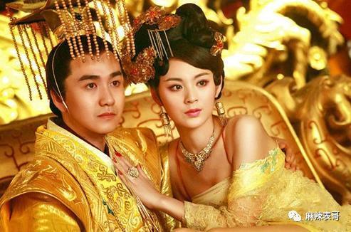 从棋逢对手到如今的男弱女强，这下网友更催他俩分手了…