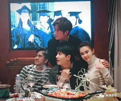 从棋逢对手到如今的男弱女强，这下网友更催他俩分手了…