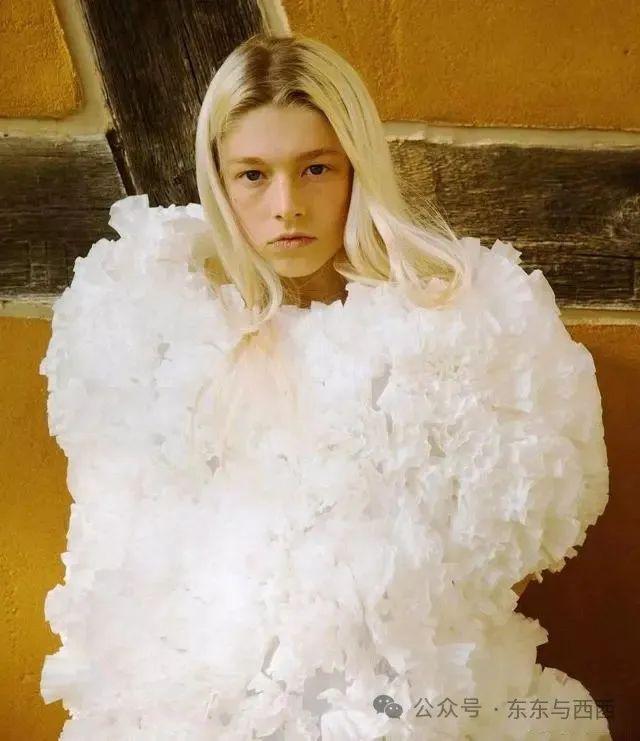 美神降临红毯，艳压所有女星，谁能想到几年前她是个男生……