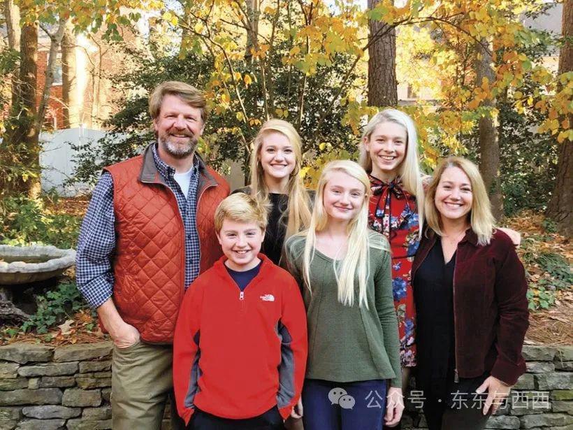 美神降临红毯，艳压所有女星，谁能想到几年前她是个男生……