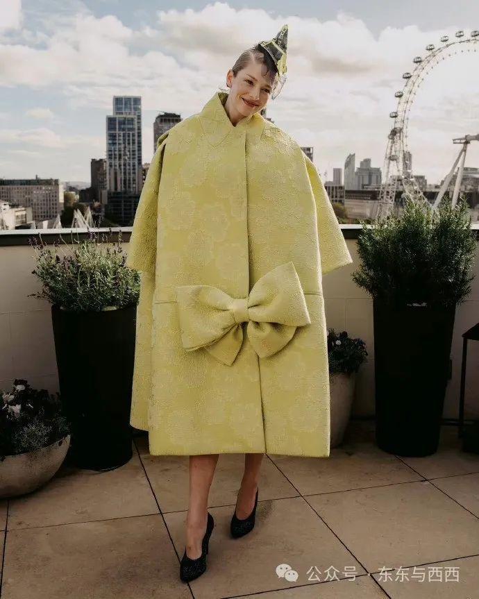 美神降临红毯，艳压所有女星，谁能想到几年前她是个男生……