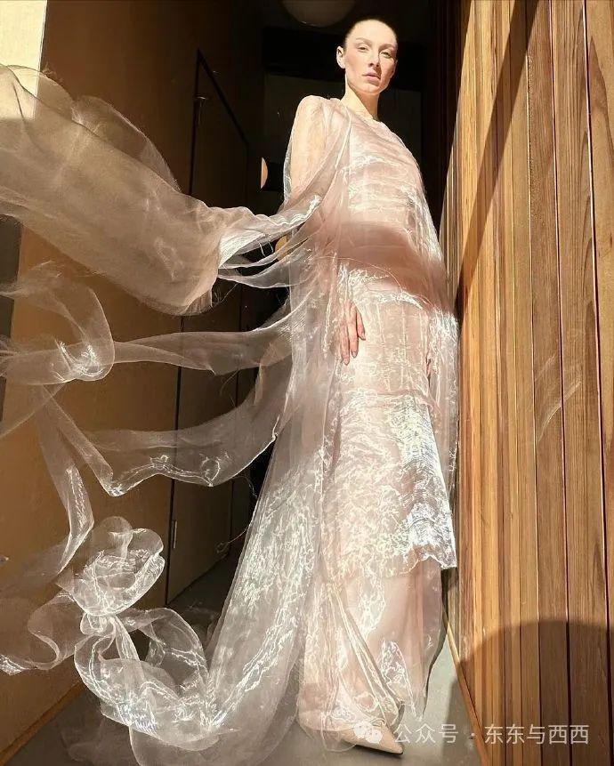 美神降临红毯，艳压所有女星，谁能想到几年前她是个男生……