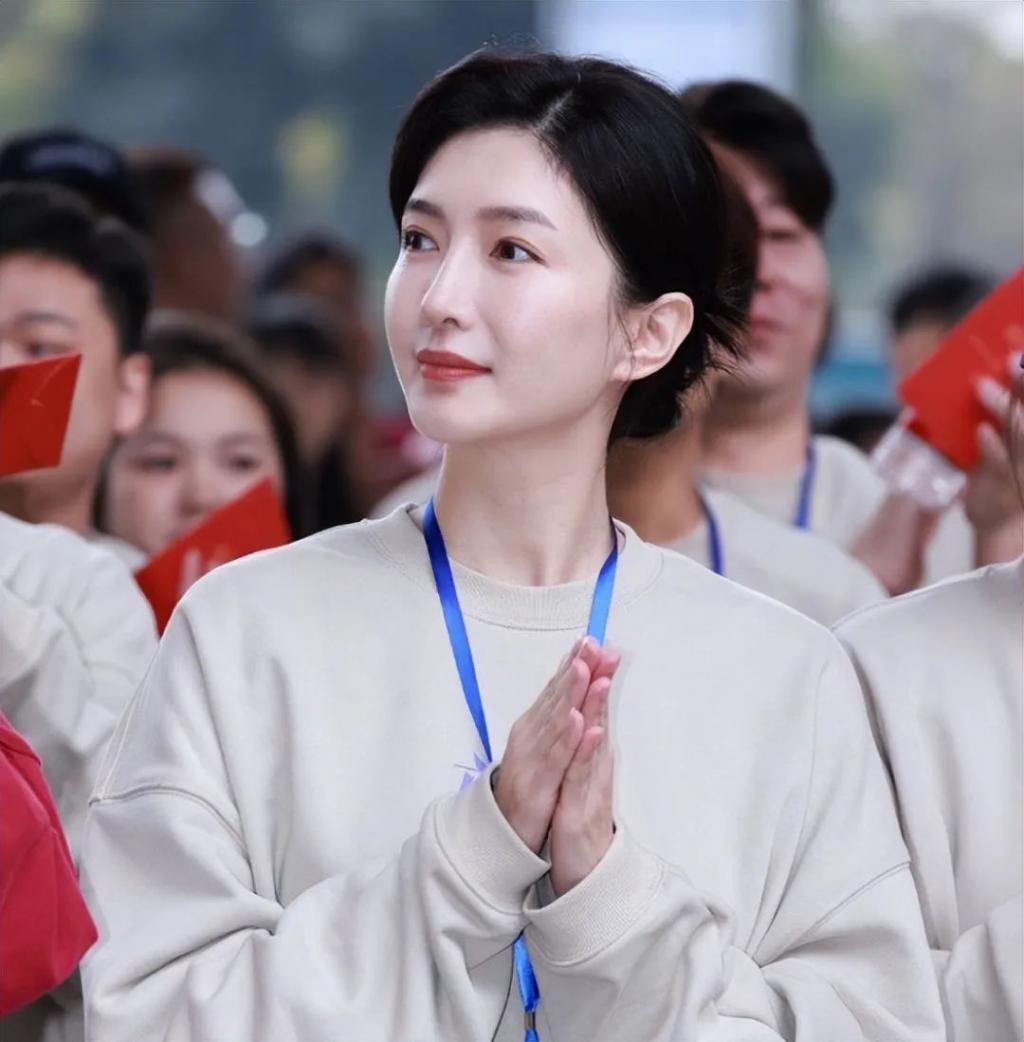 当蓝盈莹跟江疏影在一起，我才彻底明白，美人在骨不在皮
