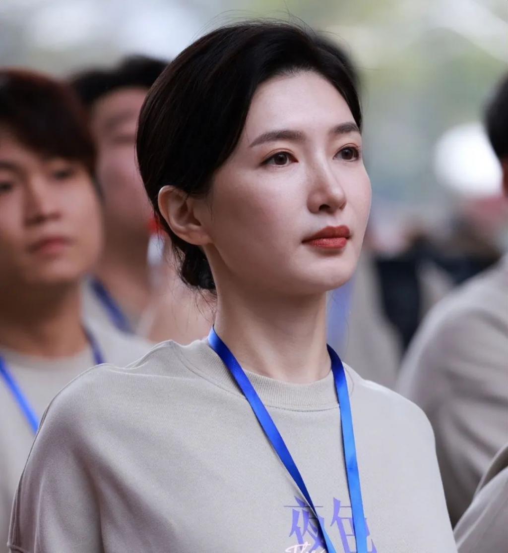 当蓝盈莹跟江疏影在一起，我才彻底明白，美人在骨不在皮