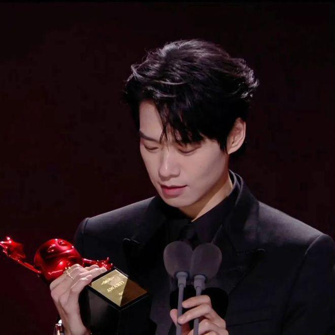 靠好角色逆风翻盘，娱乐圈是全世界最势利眼的地方？