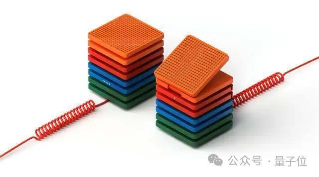 1400元巴掌大小AI硬件,首日卖光1万台,吕骋归来:要干翻所有App