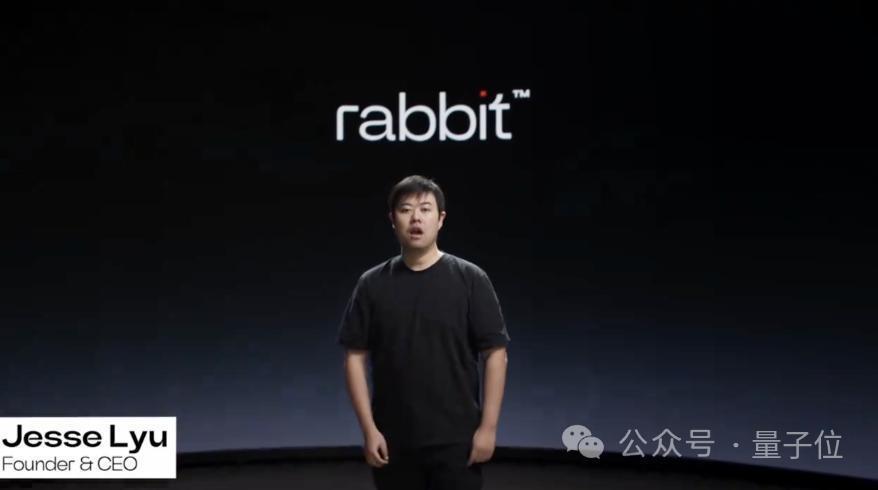 1400元巴掌大小AI硬件,首日卖光1万台,吕骋归来:要干翻所有App