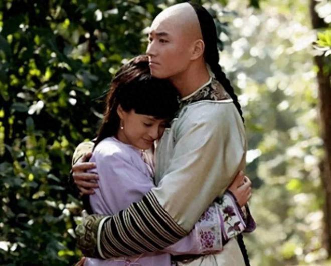 看了果郡王的采访才知道，甄嬛传还有一个没拍出来的结局