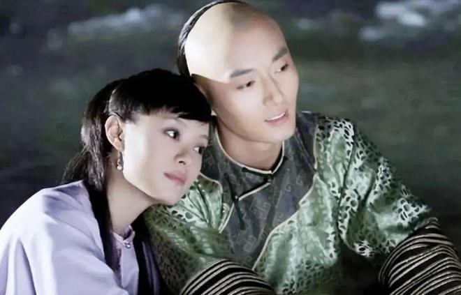 看了果郡王的采访才知道，甄嬛传还有一个没拍出来的结局