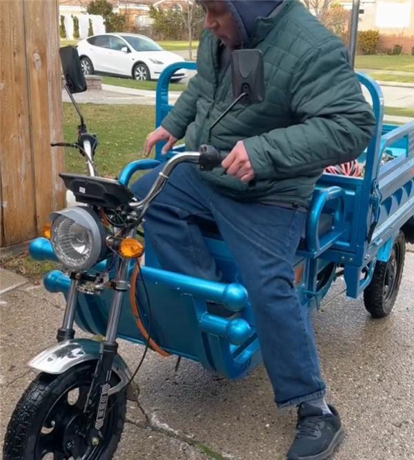 国产三轮车在国外爆火还合法上了牌 外国朋友争着想买