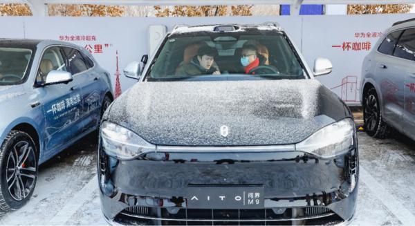 哈尔滨首座华为全液冷超充站上线 零下30℃正常使用