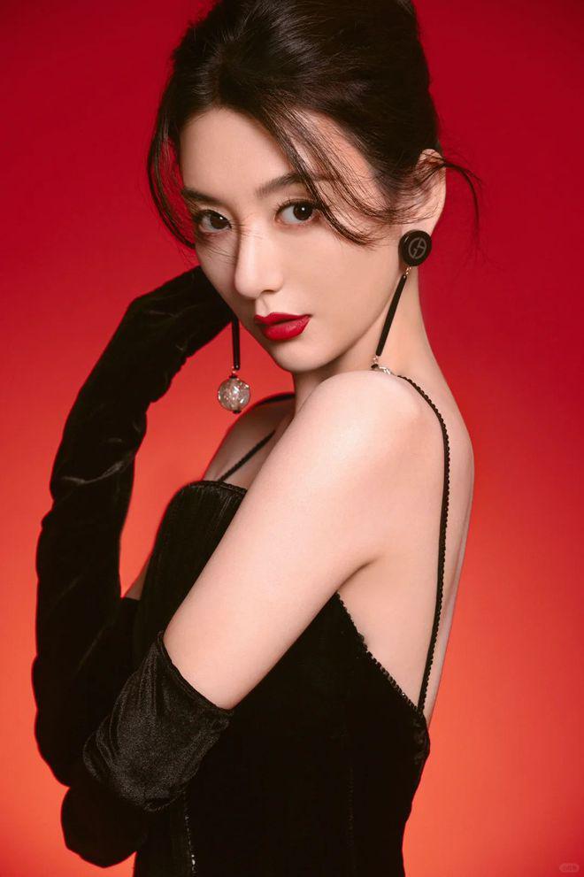 方媛旧照：穿得像千金名媛，审美领先10年