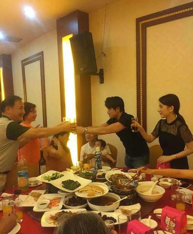 方媛旧照：穿得像千金名媛，审美领先10年