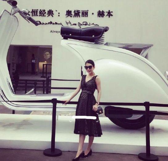 方媛旧照：穿得像千金名媛，审美领先10年