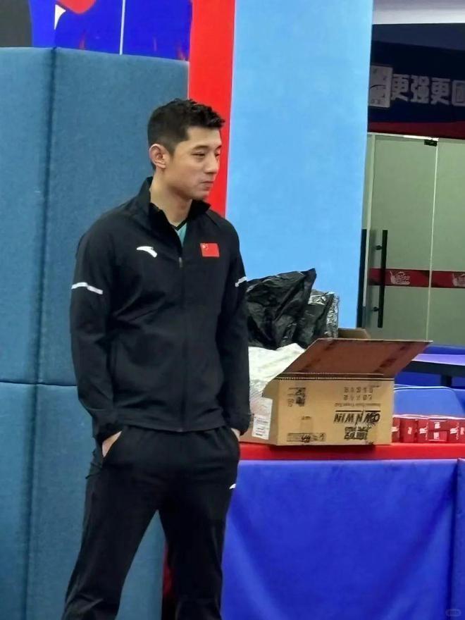 张继科体育馆被偶遇！变胖变黑，状态憔悴沧桑，眼神木讷