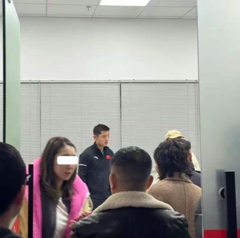 张继科体育馆被偶遇！变胖变黑，状态憔悴沧桑，眼神木讷