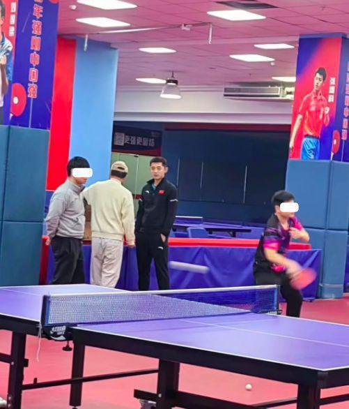 张继科体育馆被偶遇！变胖变黑，状态憔悴沧桑，眼神木讷