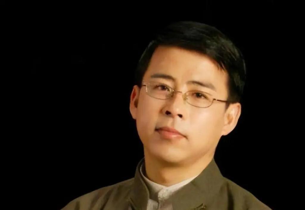 被央视开除，要求中国人向世界道歉，他到底发生了什么？