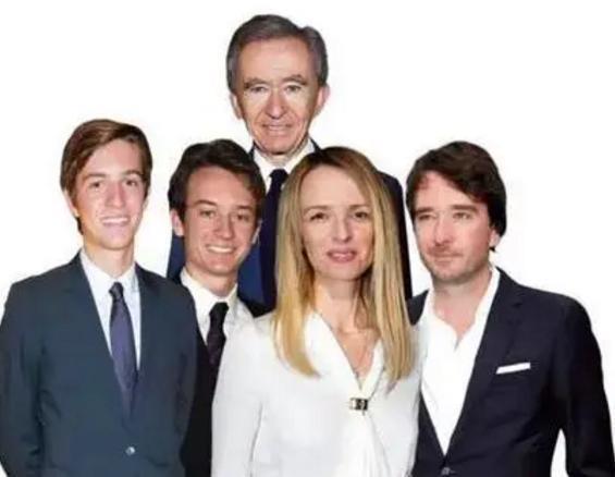 马云巴黎被偶遇，换新发型、新造型，疑和LV总裁谈合作！