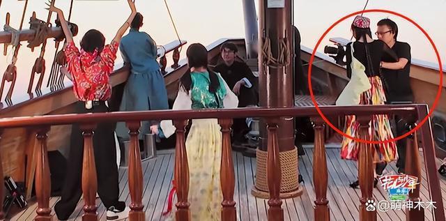 热巴《花少》拿摄像机玩,把素材格式化被网友指责打工人实惨