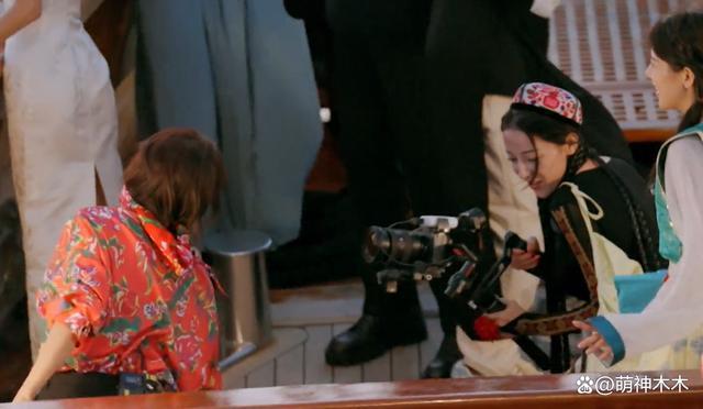 热巴《花少》拿摄像机玩,把素材格式化被网友指责打工人实惨