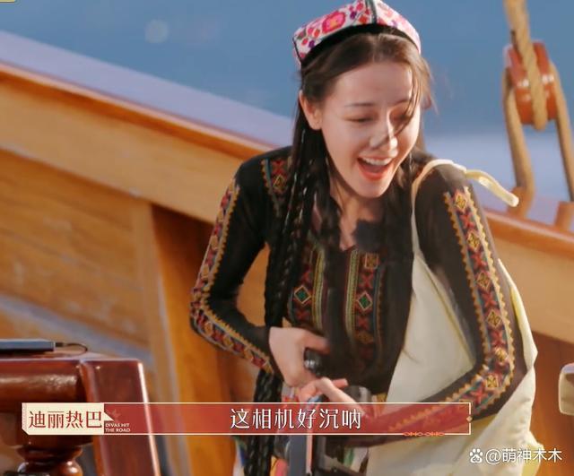 热巴《花少》拿摄像机玩,把素材格式化被网友指责打工人实惨