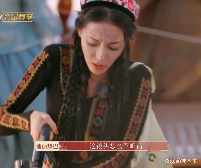 热巴《花少》拿摄像机玩,把素材格式化被网友指责打工人实惨