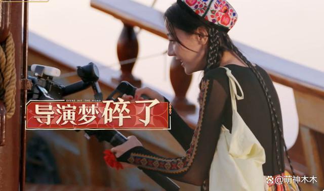 热巴《花少》拿摄像机玩,把素材格式化被网友指责打工人实惨