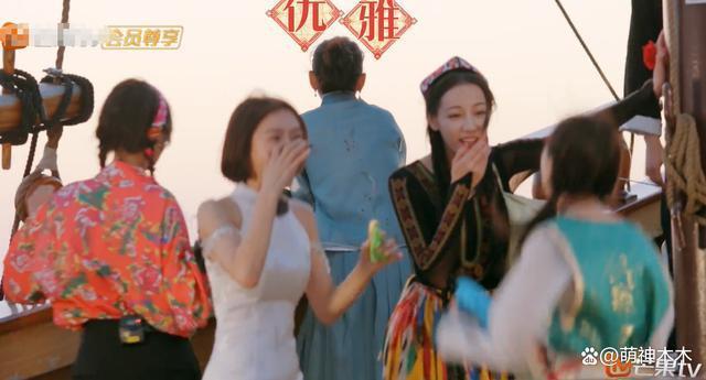 热巴《花少》拿摄像机玩,把素材格式化被网友指责打工人实惨