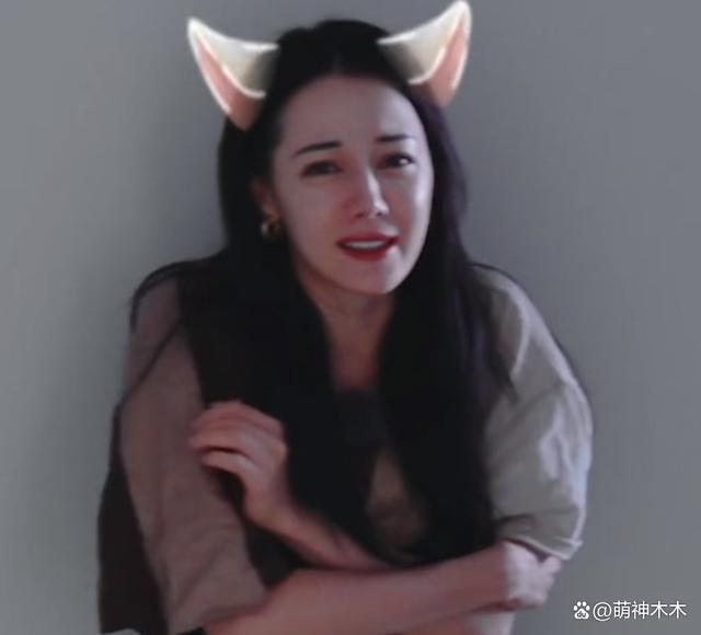 热巴《花少》拿摄像机玩,把素材格式化被网友指责打工人实惨